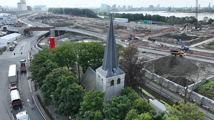 Het had niet veel gescheeld of de Sint-Jan-de-Doperkerk in Oosterweel was een openbaar zwembad geworden.